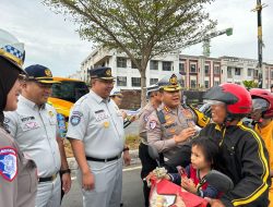 Aksi Simpatik Ops Keselamatan Seligi 2026, Ditlantas Polda Kepri dan PT Jasa Raharja Bagikan Helm di Simpang Kara Batam Kota