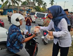Jasa Raharja dan Ditlantas Polda Kepri Bagi Takjil dan Helm, Edukasi Keselamatan di Simpang Summerland