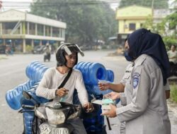 Kabut Asap Semakin Tebal, PT Jasa Raharja Tanjungpinang Bagikan Masker Gratis di Traffic Light Bintan Center